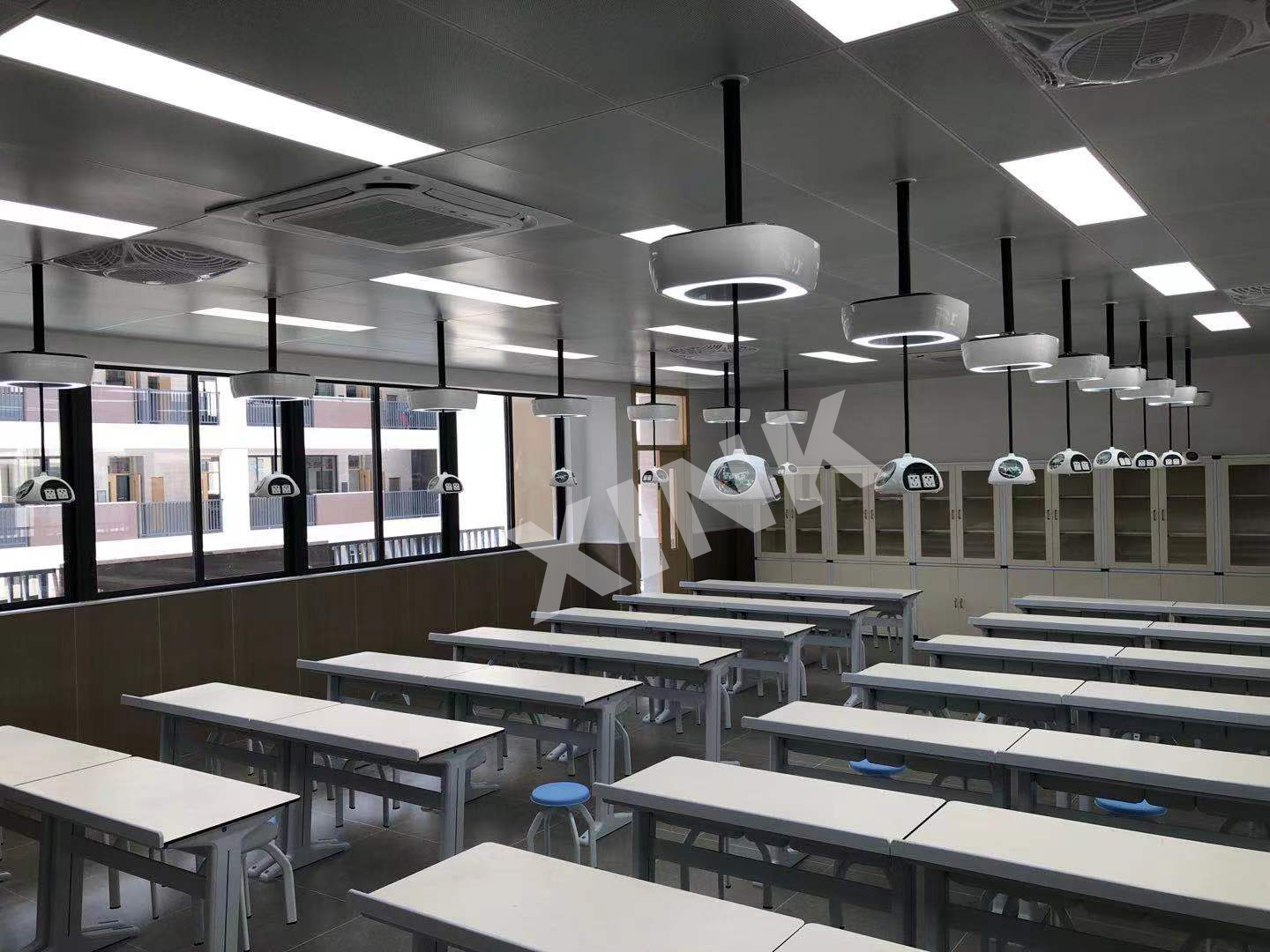 吊裝<a href='http://m.591123.cn/' target='1' style='font-size:14px; font-weight:bold; color:#0080ff;'>物理實(shí)驗(yàn)室</a>