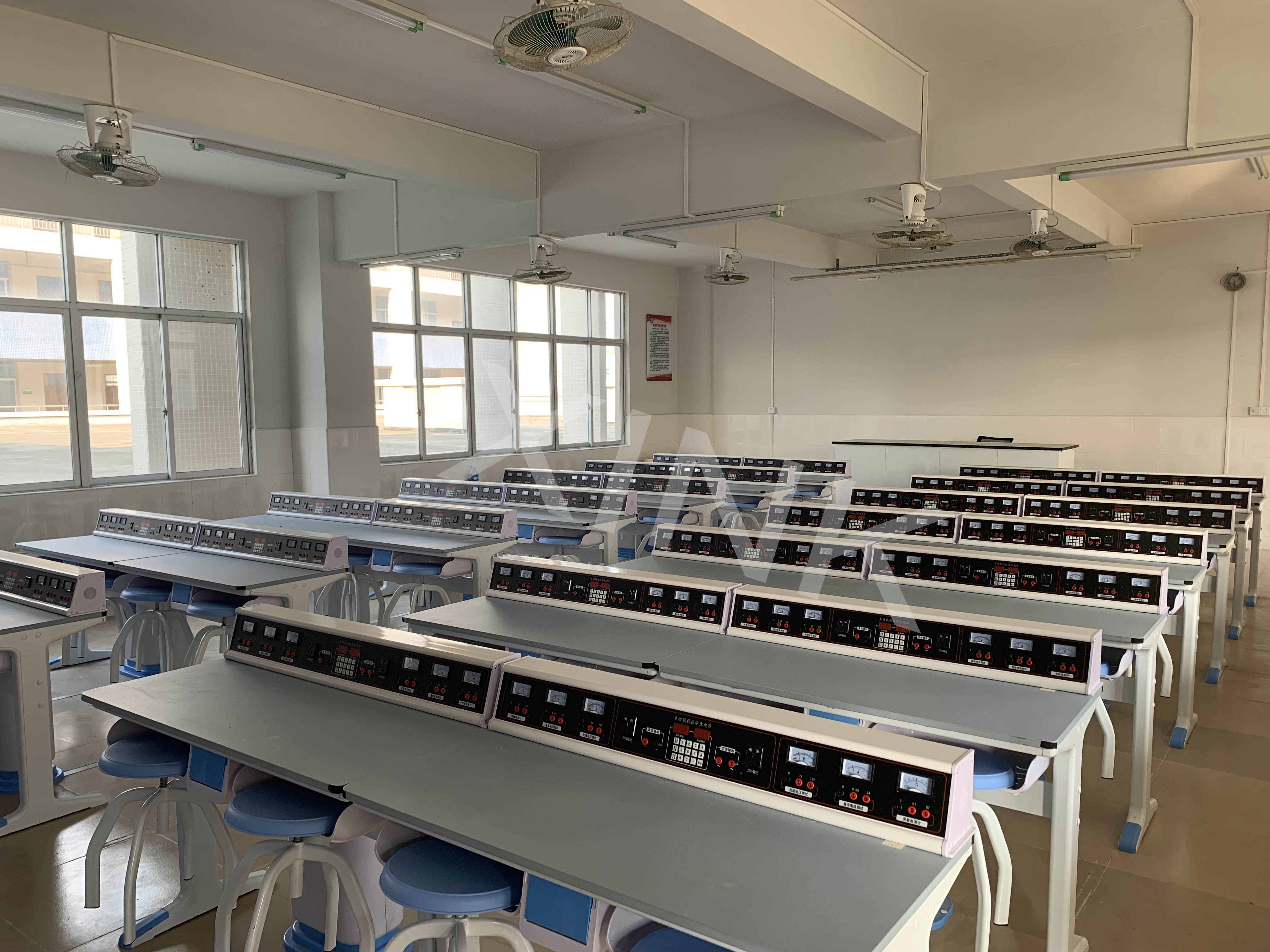 <a href='http://m.591123.cn/' target='1' style='font-size:14px; font-weight:bold; color:#0080ff;'>物理實驗室</a>