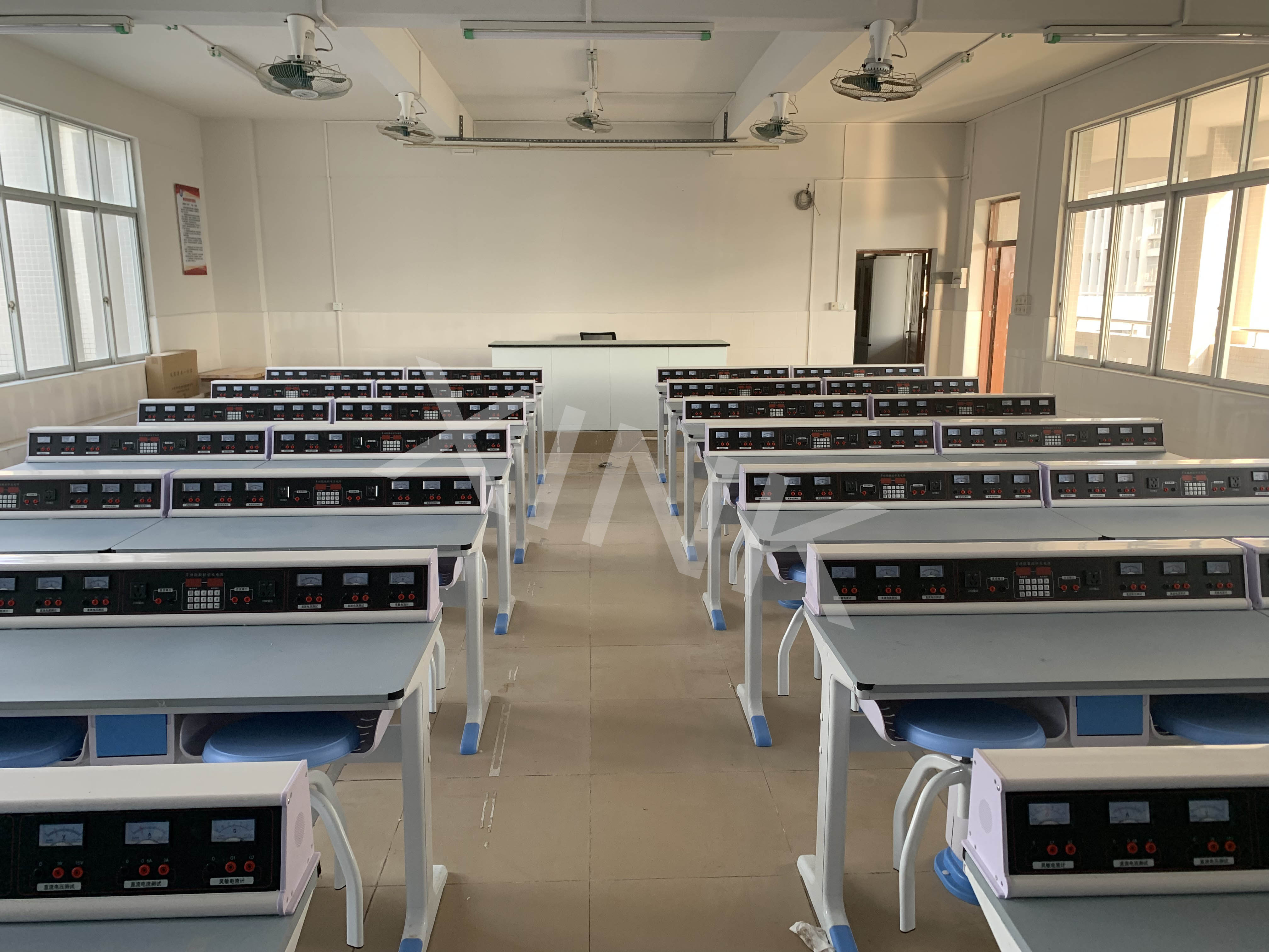 <a href='http://m.591123.cn/' target='1' style='font-size:14px; font-weight:bold; color:#0080ff;'>物理實驗室</a>