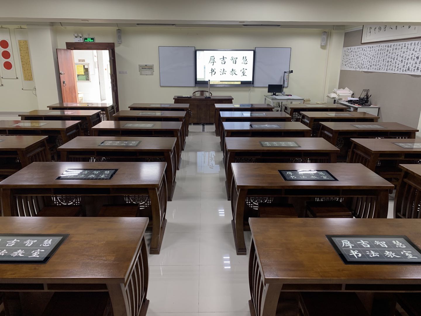 智慧<a href='http://m.591123.cn/chanpin/57-1.html' target='1' style='font-size:18px; font-weight:bold; color:#000000;'>書法室</a>